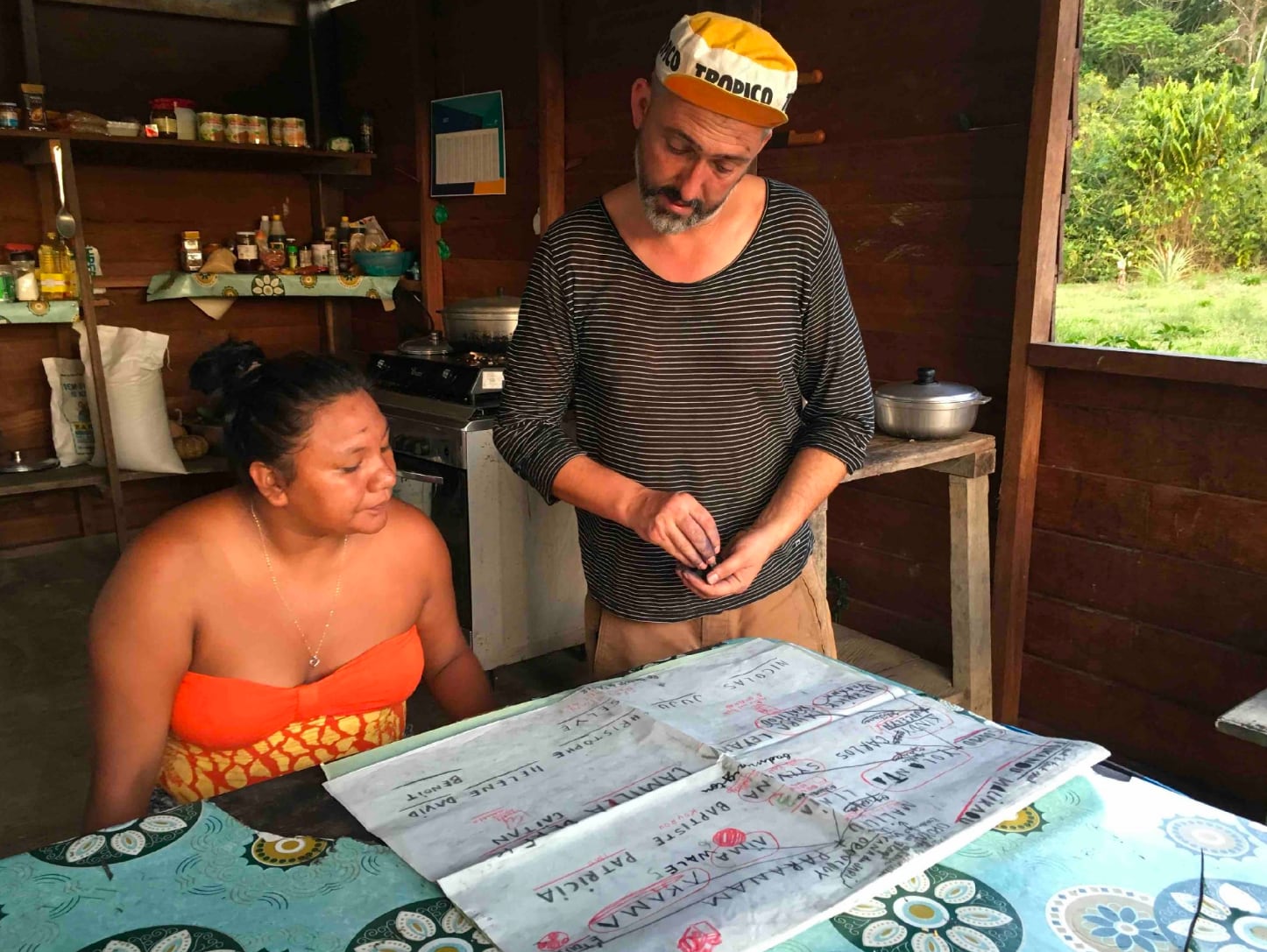 Sylvana Opoya, jeune femme wayana, indique sa généalogie au dessinateur Benoît Bonnemaison-Fitte. © Julien Cassierle & GdRA